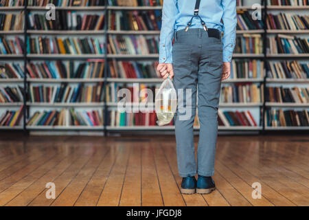 Ragazzo con pesci rossi Foto Stock