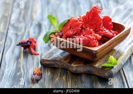 I canditi di fiori di ibisco in una ciotola di legno. Foto Stock