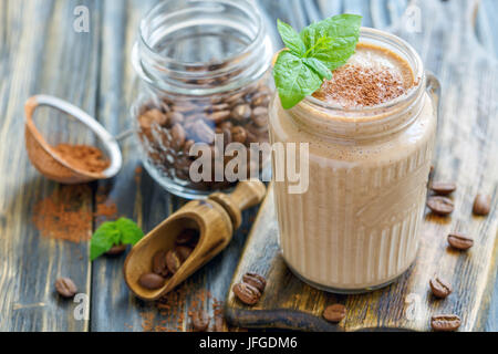 Frullato di caffè con banana in un vasetto di vetro. Foto Stock