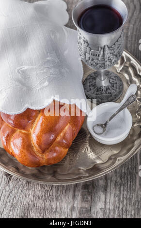 Vino, challah su una superficie in legno Foto Stock