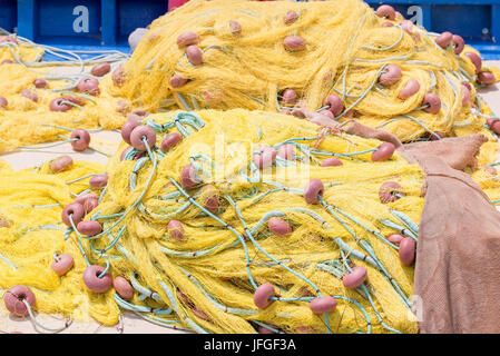 Pesca gialla net sulla banchina Foto Stock