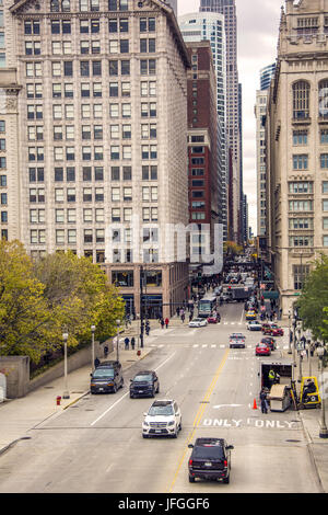 Il traffico in Monroe Street a Chicago Foto Stock