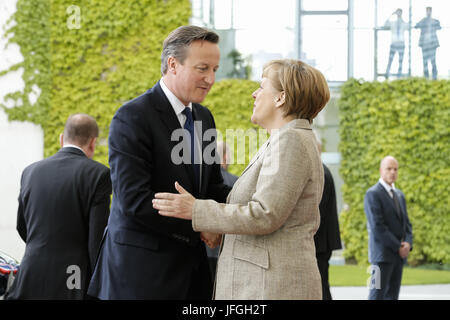 Merkel welcomesUK PM Cameron a Berlino. Foto Stock