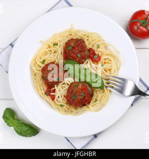 Italienische Küche Spaghetti mit Hackfleischbällchen Nudeln Pasta Gericht von oben Foto Stock