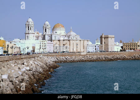 La cattedrale di Cadice dal malecon in campo del sur spagna Foto Stock