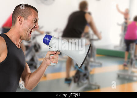Immagine composita di irritata trainer maschio urla attraverso il megafono Foto Stock