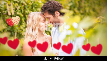 Immagine composita della giovane coppia romantica che abbraccia ogni altro Foto Stock