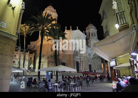 Vista notturna della cattedrale di Cadice Spagna Foto Stock