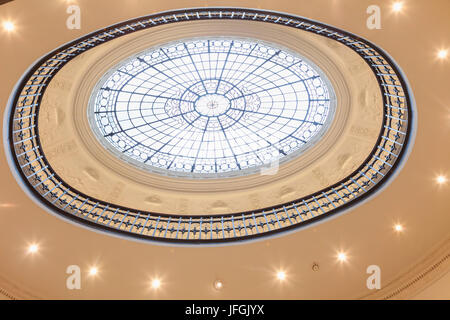 La Scozia, Glasgow, la Galleria di Arte Moderna, vista della tromba delle scale interne Foto Stock