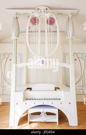 La Scozia, Glasgow, Bellahouston Park, casa per un amante dell'arte, mostre di Charles Rennie Mackintosh progettato pianoforte Stand Foto Stock