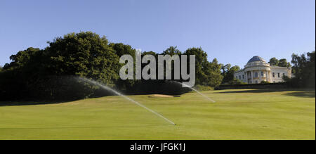 Vista su Fairway con sprinkler sul foro xiv dell est del corso, Sundridge Park Golf Club, Management Center, Bromley, Kent, Inghilterra Foto Stock
