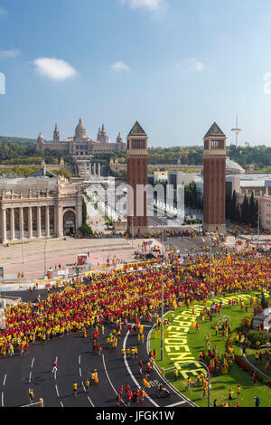 Spagna, Catalunya, Barcelona City, Piazza Espana, Plaça d'Espanya, Montjuich Hill, Diada celebrazione 2014, umana bandiera catalana Foto Stock