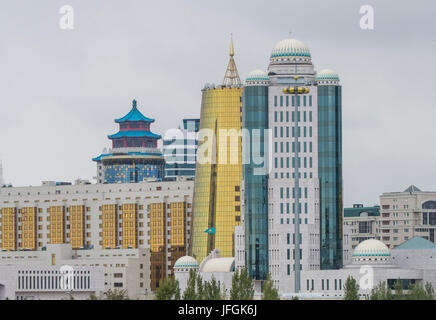 Il Kazakistan, città di Astana, amministrativo nuovo skyline della città Foto Stock