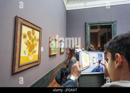 Inghilterra, Londra, Trafalgar Square e la Galleria Nazionale, visitatori e pittura intitolato "unflowers' di Vincent Van-Gogh Foto Stock