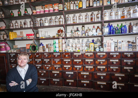 Inghilterra, Birmingham, Dudley, il Black Country Living Museum, farmacia tradizionale Foto Stock