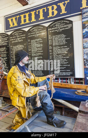 Inghilterra, nello Yorkshire, Whitby, Whitby scialuppa di salvataggio Museum, la scialuppa di salvataggio e record di salvataggi Foto Stock