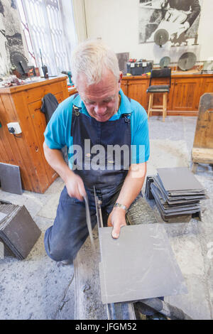 Il Galles, Gyynedd, Llanberis, il National Slate Museum di ardesia, dimostrazione di taglio Foto Stock