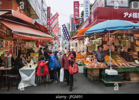 Giappone Tokyo City, il quartiere di Ueno, Ameyoko Shopping Centre Foto Stock