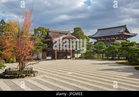 Giappone, Kyoto City, Ninna-ji, Gate Chokushimon Foto Stock