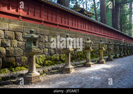 Giappone, città di Nikko, il Santuario Toshogu, lanterne avenue Foto Stock