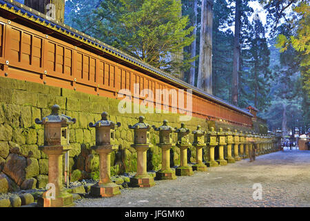 Giappone, città di Nikko, il Santuario Toshogu, lanterne avenue Foto Stock