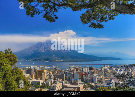 Giappone, Isola di Kyushu, Kagoshima City, vulcano Sakurajima Foto Stock