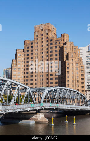 Cina, Shanghai e Suzhou Creek, Ponte Waibadu aka Garden Bridge e Broadway Mansions Hotel Foto Stock