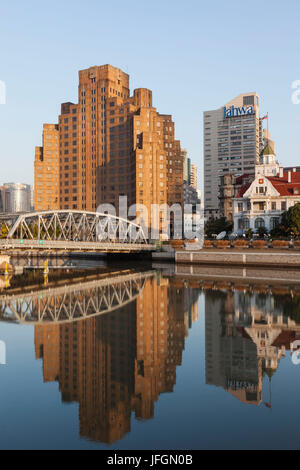 Cina, Shanghai e Suzhou Creek, Ponte Waibadu aka Garden Bridge e Broadway Mansions Hotel Foto Stock