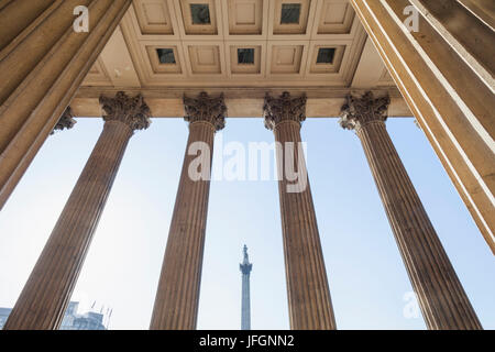 Inghilterra, Londra, Trafalgar Square e la Galleria Nazionale e Nelson della colonna Foto Stock