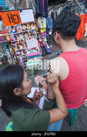 Thailandia, Bangkok, Khaosan Road, Femmina Henna artista al lavoro Foto Stock