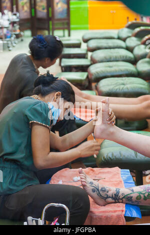 Thailandia, Bangkok, Khaosan Road, Femmina Pedicurists al lavoro Foto Stock