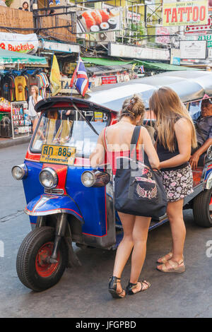 Thailandia, Bangkok, Khaosan Road, Femmina turisti e Tuk Tuk Foto Stock