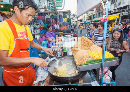 Thailandia, Bangkok, Khaosan Road, venditore ambulante la cottura Pad Thai Foto Stock