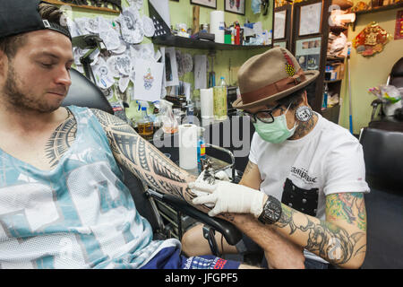 Thailandia, Bangkok, Khaosan Road, Tatuaggio artista al lavoro Foto Stock