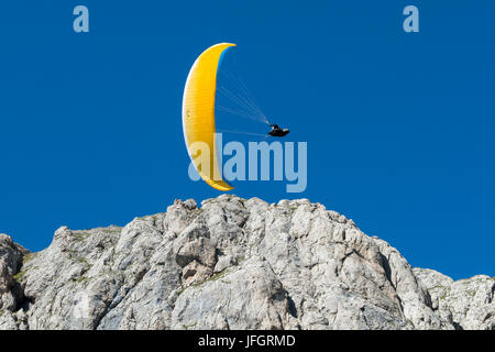 Parapendio circa Col Rodella, Dolomiti, fotografia aerea, alte montagne, Trentino, Italia Foto Stock