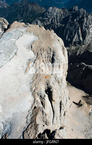 La Marmolada, le Dolomiti, parete bar, parapendio, Marmoladagletscher, fotografia aerea, alte montagne, Trentino, Italia Foto Stock