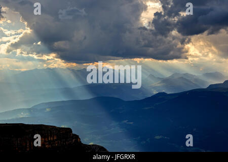 L'Italia, Regione Trentino Alto Adige, provincia di Bolzano e le Dolomiti, a Sciliar, turbolenta atmosfera sul massiccio dello Sciliar, vista in direzione dell'occidente su Sarntaler Alpi, a giostre, alpi Ötztaler Foto Stock