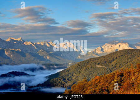 In Germania, in Baviera, Baviera, Werdenfelser Land, Krepelschrofen, vista del Krepelschrofen sulla Leutascher Dreitorspitz, Partenkirchener Dreitorspitz, Hochwanner, Alpspitze, gamma Wetterstein Foto Stock