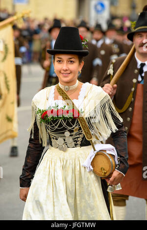 Oktoberfest in 2015 con costumi tradizionali e processione di protezione, cappella, Foto Stock