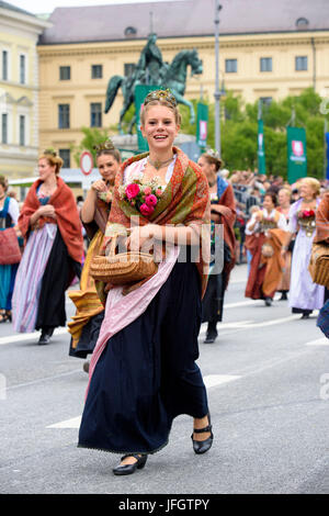 Oktoberfest in 2015 con costumi tradizionali e processione di protezione, donna del 'Munich gilde', Foto Stock