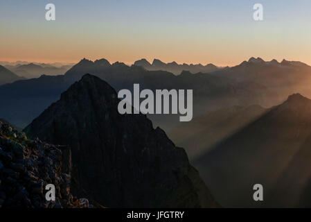 Atmosfera mattutina e al tramonto e sunray oltre Karwendel con Wörner e orientale punto Karwendels e Birkkarspitze, Öfelekopf di primo piano nella gamma di Wetterstein, vista del Schüsselkarspitze Foto Stock