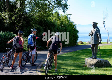 Ciclista, bronzo figura Ferdinando conte di Zeppelin, città giardino, Friedrichshafen, Lago di Costanza, Baden-Württemberg, Germania Foto Stock