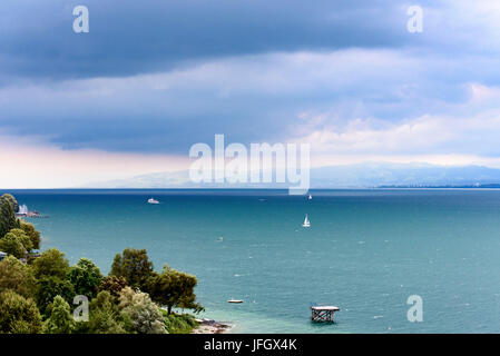 Vista sul lago di Costanza, nuvole scure, Überlinger lago con Meersburg, Baden-Württemberg, Germania Foto Stock