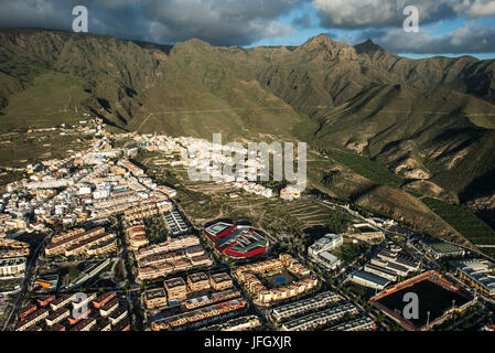 Tenerife è la luce della sera con montagne di Vulcano, Arona, Roque del Conde, Roque Imoque, fotografia aerea, Costa Adeje, Isole canarie, Spagna Foto Stock