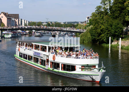 Nave passeggeri, festa pubblica Zissel, acqua processione su Fulda, Kassel, Hessen, Germania Foto Stock