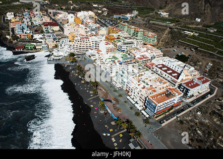 Puerto Naos vulcano con la spiaggia e il lungomare, La Palma, la fotografia aerea, Isole canarie, Spagna Foto Stock