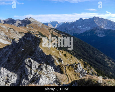 Soiern, vista dalla testa essendo oltre Feldernkopf su Soiernspitze e Reißende Lahnspitze, a destra del Karwendels con Birkkarspitze e Wörner Foto Stock