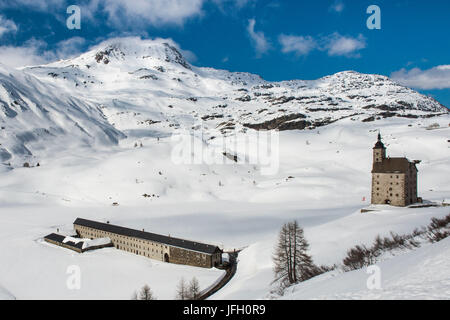 Paesaggio invernale in Simplonpass con il vecchio hospice, Vallese, Svizzera Foto Stock