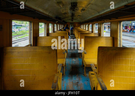 Il vecchio treno con le selle di legno in Thailandia, Sud-est asiatico Foto Stock