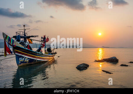 Longtail barche sulla spiaggia, sunrise in Spiaggia Bo Phut, isola di Ko Samui, Thailandia, Asia Foto Stock